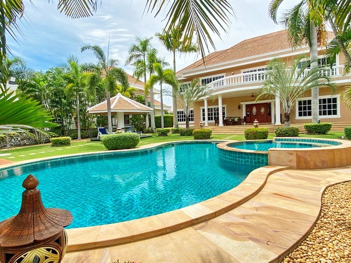 House for sale Mabprachan Pattaya showing the pool and terrace