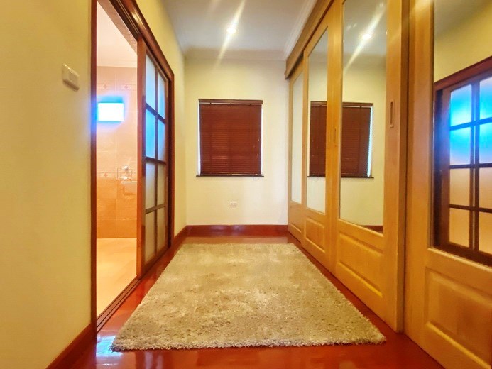 House for sale Mabprachan Pattaya showing the walk-in wardrobes 