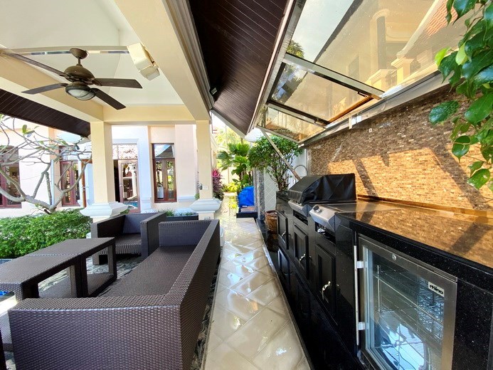 House for sale Na Jomtien showing the BBQ area 
