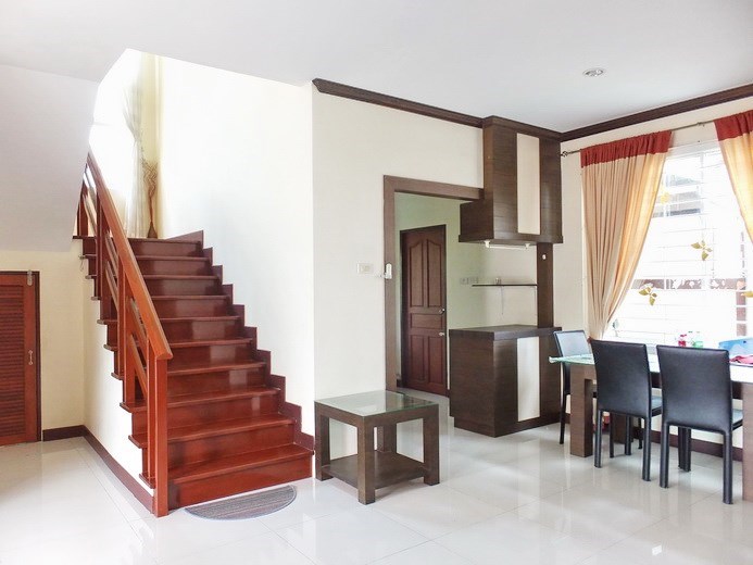 House for sale Na Jomtien Pattaya showing the dining and kitchen areas  
