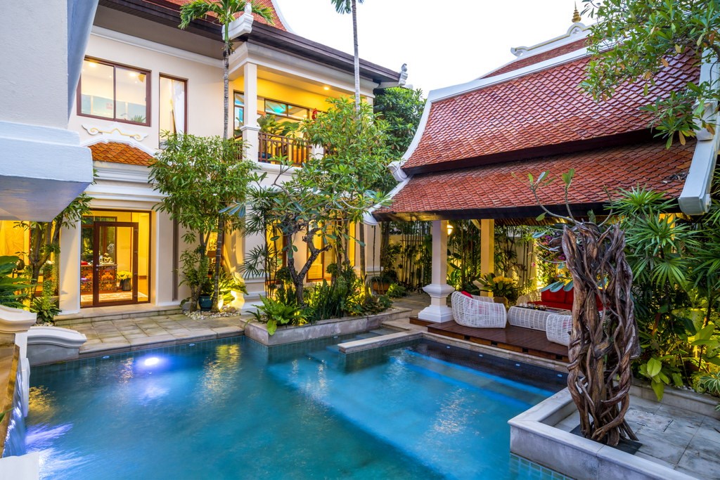 House for sale Na Jomtien Pattaya showing the house and pool