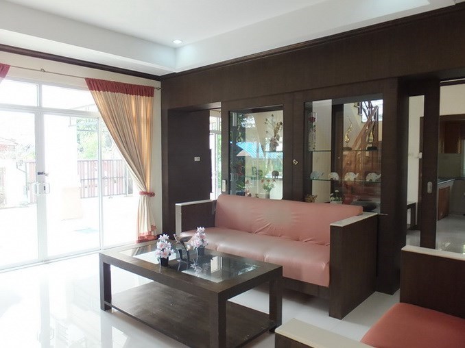 House for sale Na Jomtien Pattaya showing the living area 