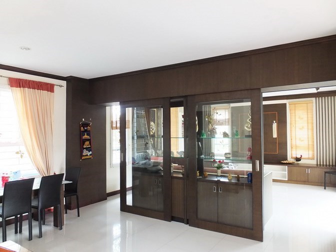 House for sale Na Jomtien Pattaya showing the living room and dining area 