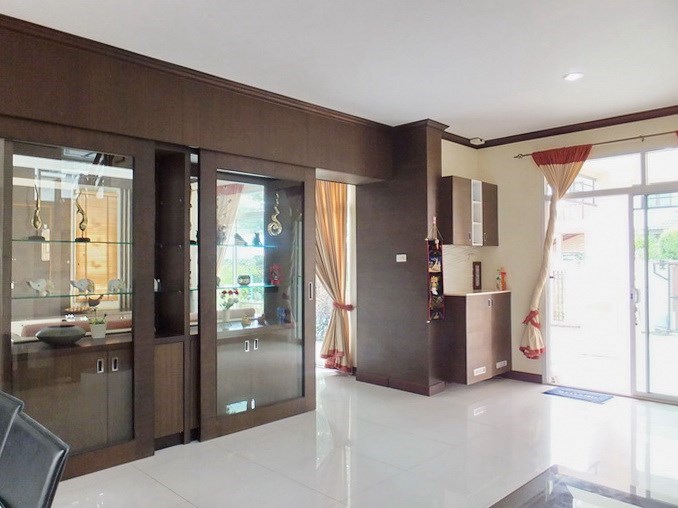 House for sale Na Jomtien Pattaya showing the dining area and entrance 