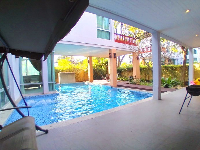 House for sale Na Jomtien showing the covered terrace and barbecue area 
