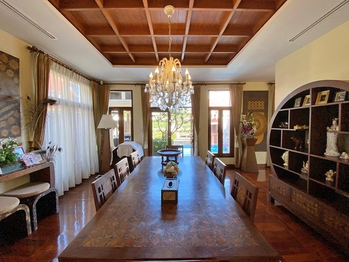 House for sale Na Jomtien showing the dining area 