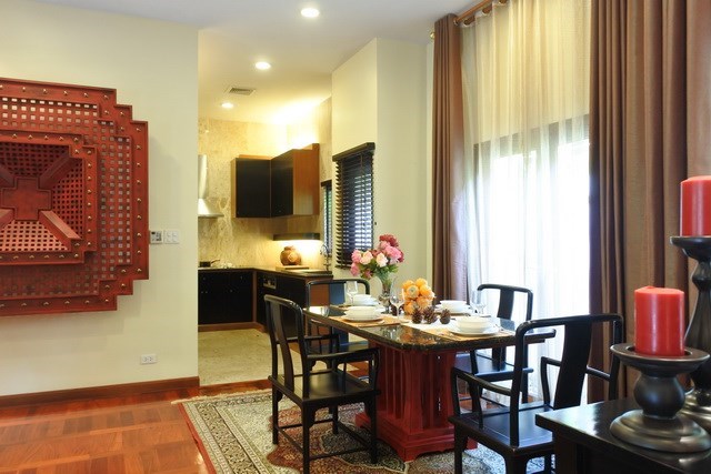 House for sale at Na Jomtien showing the dining and kitchen 