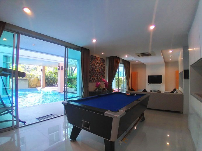House for sale Na Jomtien showing the entertainment area 