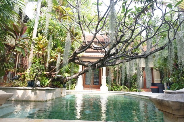 House for sale at Na Jomtien showing the pool and house