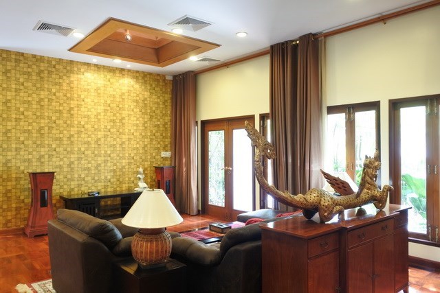 House for sale at Na Jomtien showing the living room with pool view 