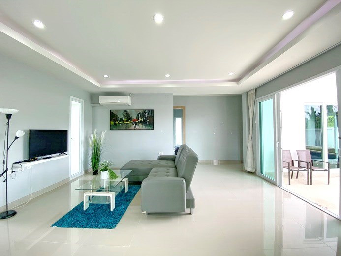 House for sale Na Jomtien showing the living area 