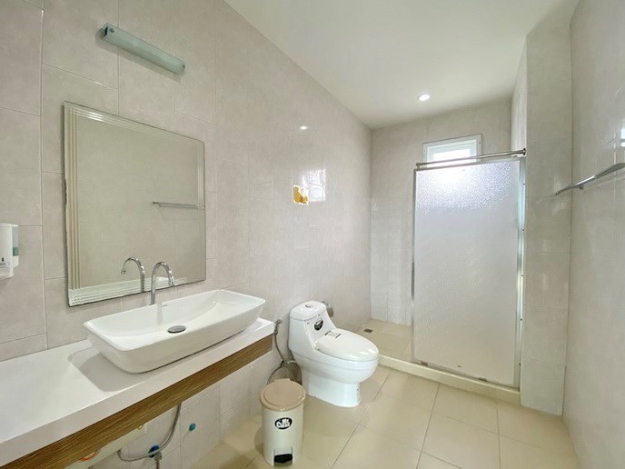 House for sale Na Jomtien showing the master bathroom