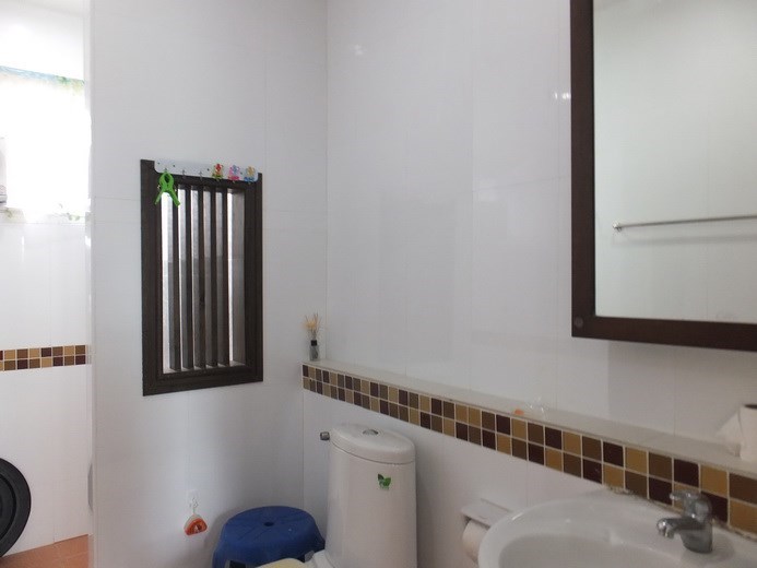 House for sale Na Jomtien Pattaya showing the master bathroom 