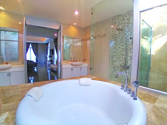 House for sale Na Jomtien showing the second bathroom with Jacuzzi bathtub 