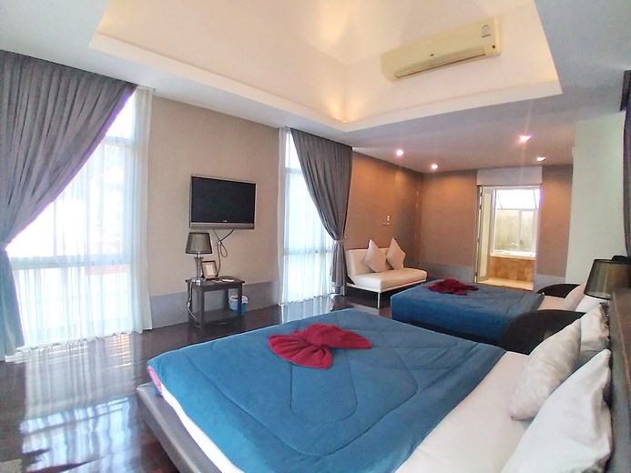 House for sale Na Jomtien showing the second bedroom suite 