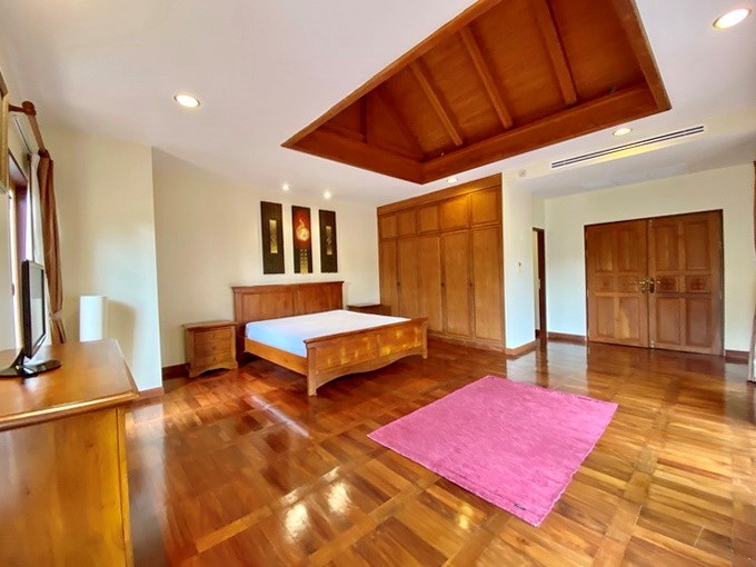House for sale Na Jomtien showing the second master bedroom 