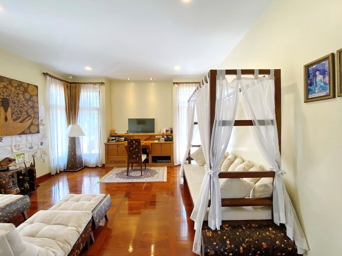 House for sale Na Jomtien showing the office 