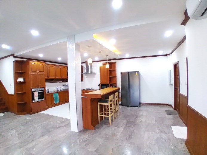 House for sale Pattaya showing the breakfast bar 