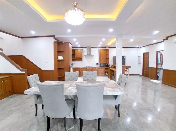 House for sale Pattaya showing the dining and kitchen areas House for sale Pattaya showing the dining and kitchen areas