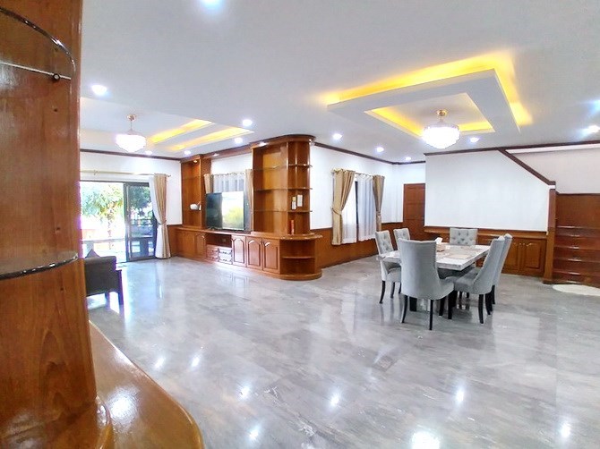 House for sale Pattaya showing the dining area House for sale Pattaya showing the dining area
