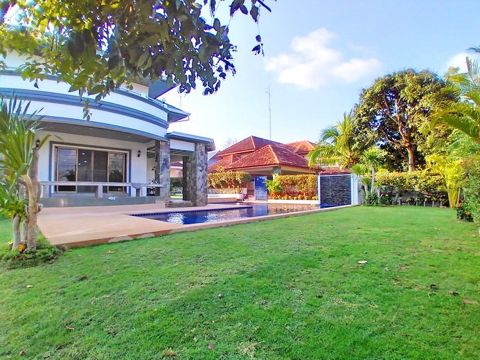 House for sale Pattaya showing the garden and pool House for sale Pattaya showing the garden and pool