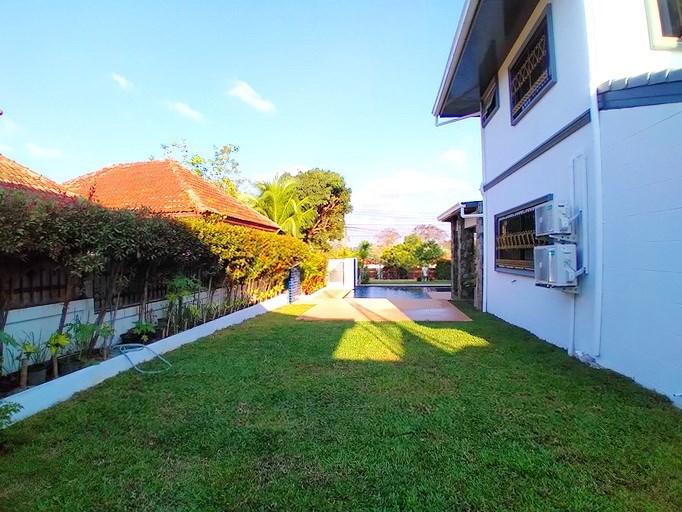 House for sale Pattaya showing the garden House for sale Pattaya showing the garden