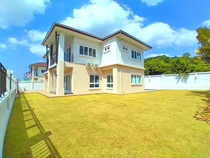House for sale Pattaya Mabprachan showing the house and garden House for sale Pattaya Mabprachan showing the house and garden