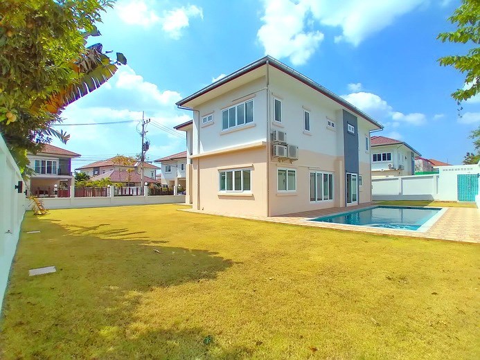 House for sale Pattaya Mabprachan showing the house, garden and pool House for sale Pattaya Mabprachan showing the house, garden and pool