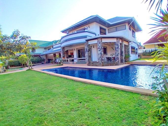 House for sale Pattaya showing the house, pool and garden House for sale Pattaya showing the house, pool and garden