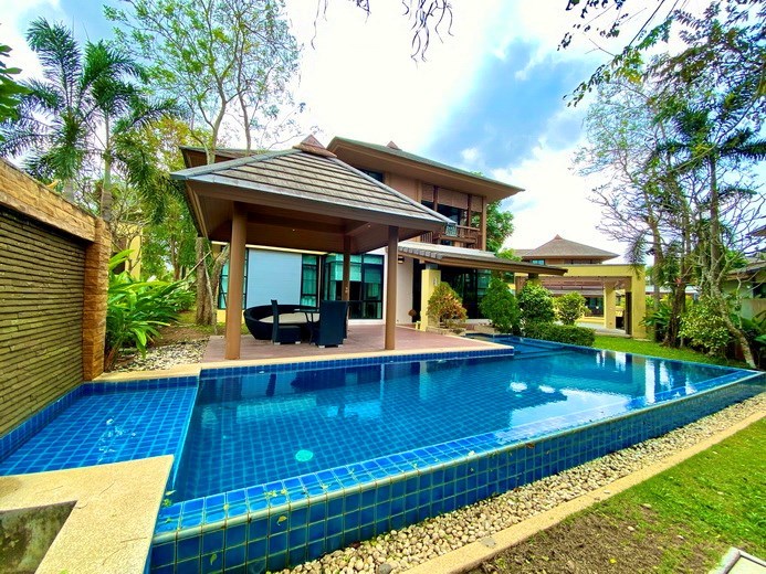 House for sale Pattaya showing the house, sale and pool 