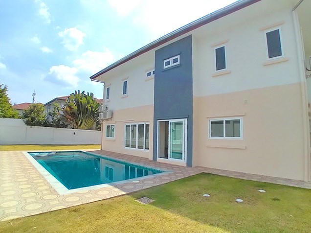 House for sale Pattaya Mabprachan showing the house, terrace and pool House for sale Pattaya Mabprachan showing the house, terrace and pool
