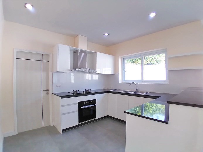 House for sale Pattaya Mabprachan showing the kitchen House for sale Pattaya Mabprachan showing the kitchen
