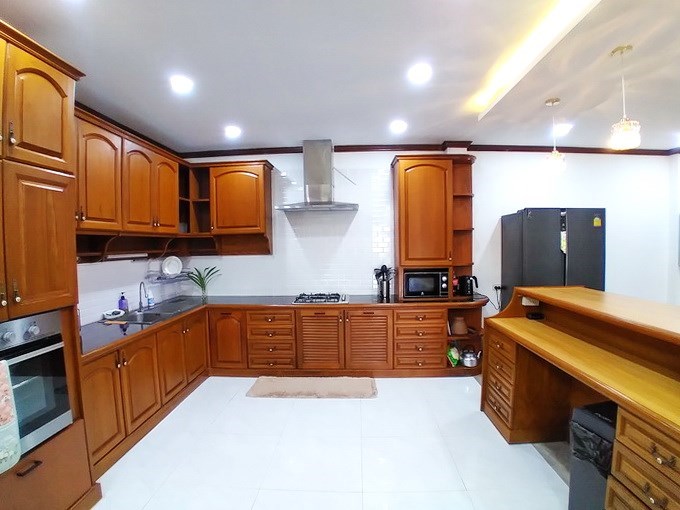 House for sale Pattaya showing the kitchen House for sale Pattaya showing the kitchen