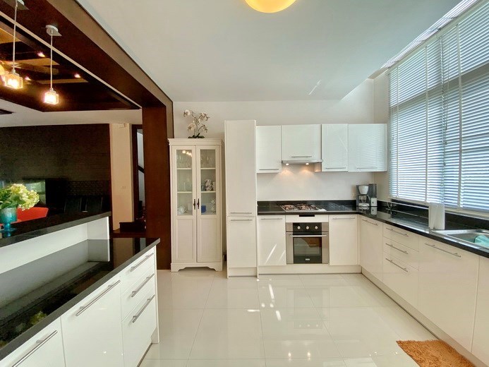 House for sale Pattaya showing the kitchen 