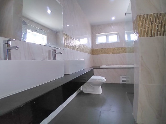 House for sale Pattaya Mabprachan showing the master bathroom House for sale Pattaya Mabprachan showing the master bathroom