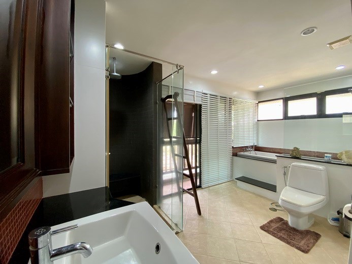 House for sale Pattaya showing the master bathroom