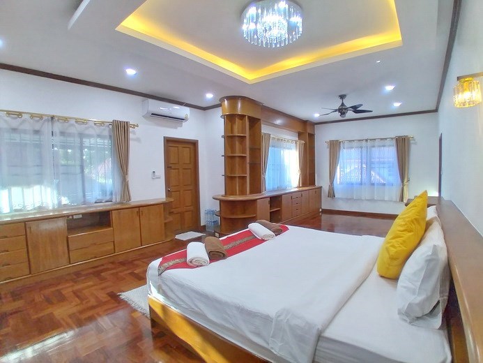 House for sale Pattaya showing the master bedroom suite 