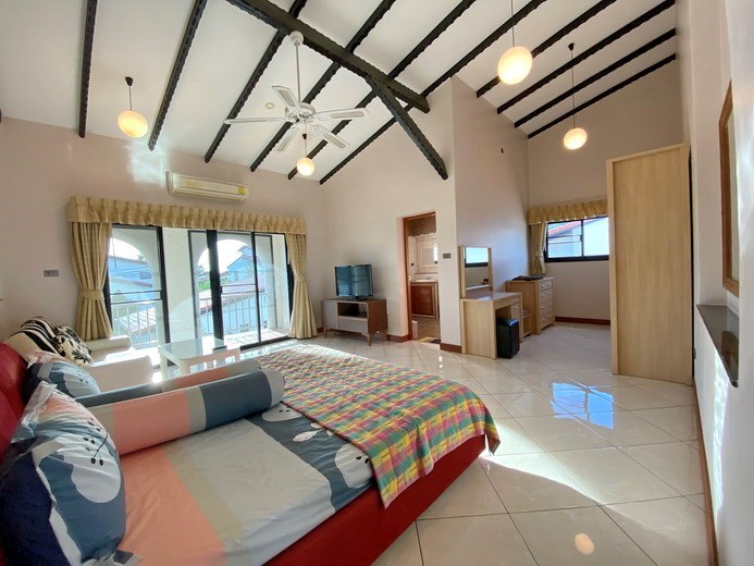 House for sale Pattaya Mabprachan showing the master bedroom suite 