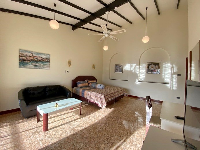 House for sale Pattaya Mabprachan showing the master bedroom