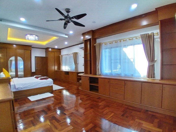 House for sale Pattaya showing the master bedroom House for sale Pattaya showing the master bedroom