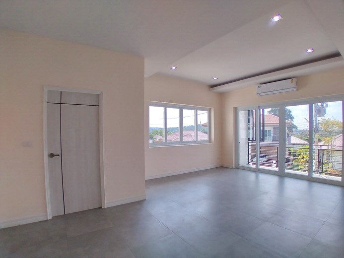 House for sale Pattaya Mabprachan showing the master bedroom and balcony House for sale Pattaya Mabprachan showing the master bedroom and balcony