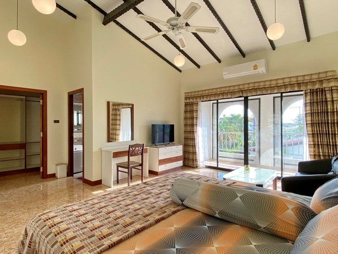 House for sale Pattaya Mabprachan showing the master bedroom and balcony 