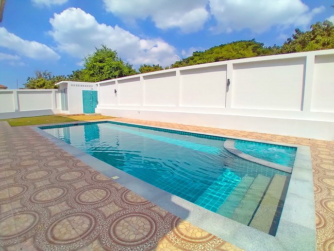 House for sale Pattaya Mabprachan showing the pool and  poolside shower 