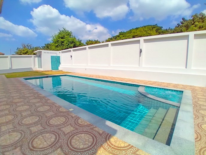 House for sale Pattaya Mabprachan showing the pool and poolside shower House for sale Pattaya Mabprachan showing the pool and poolside shower