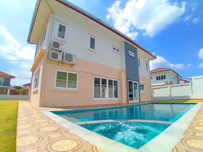 House for sale Pattaya Mabprachan showing the pool Jacuzzi House for sale Pattaya Mabprachan showing the pool Jacuzzi