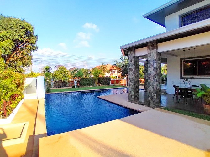 House for sale Pattaya showing the poolside terrace House for sale Pattaya showing the poolside terrace