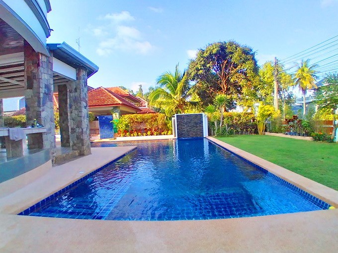 House for sale Pattaya showing the private pool House for sale Pattaya showing the private pool
