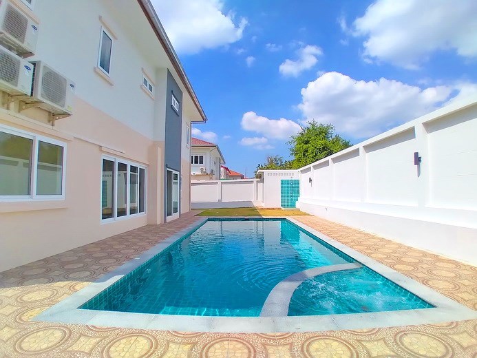 House for sale Pattaya Mabprachan showing the private pool and terrace House for sale Pattaya Mabprachan showing the private pool and terrace
