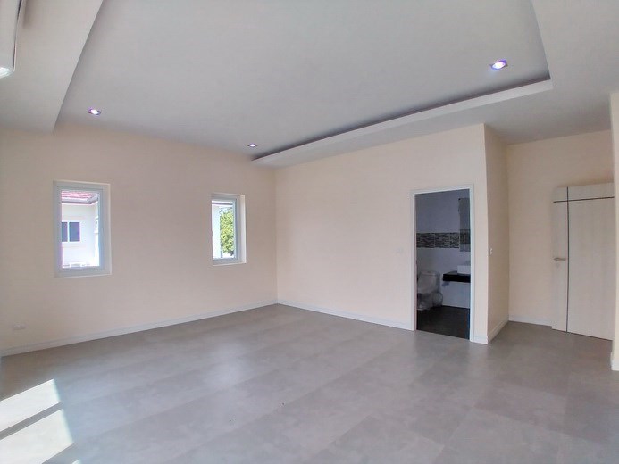 House for sale Pattaya Mabprachan showing the second bedroom suite House for sale Pattaya Mabprachan showing the second bedroom suite