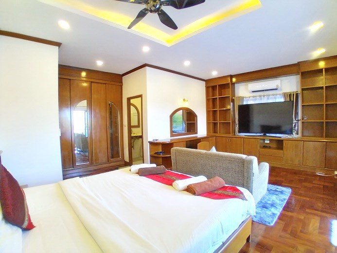 House for sale Pattaya showing the second bedroom suite House for sale Pattaya showing the second bedroom suite